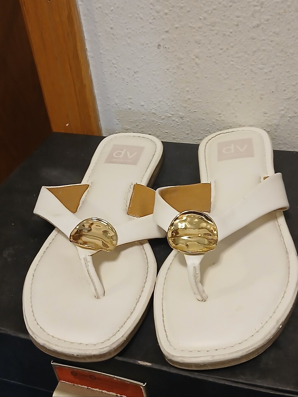 Dolce Vita DV Jespar White Gold Thong Sandals Women’s Size 9